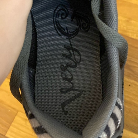 Very G Women’s Gray Sneakers Size 9 - Picture 4 of 8